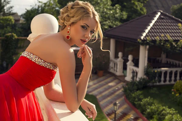 Mooie vrouw met elegante kapsel van luxe silk dress — Stockfoto