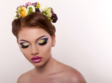 parlak bir makyaj ve saç bandı ile güzel kız portresi