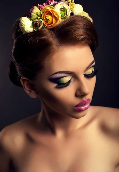 Mulher bonita com maquiagem brilhante e cabeça de flor — Fotografia de Stock