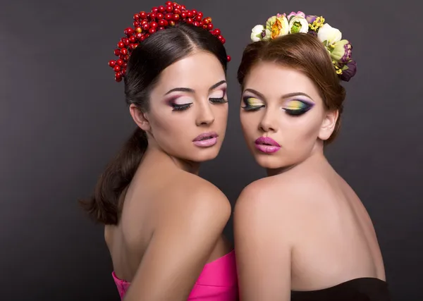 Twee mooie vrouwen met flower's hoofdbanden — Stockfoto