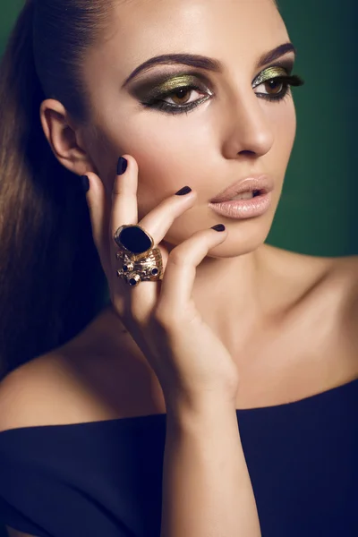 Vacker flicka med smokey ögon makeup och bijou — Stockfoto