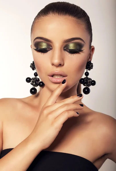 Schöne Mädchen mit Smokey Eyes Make-up und Bijou — Stockfoto