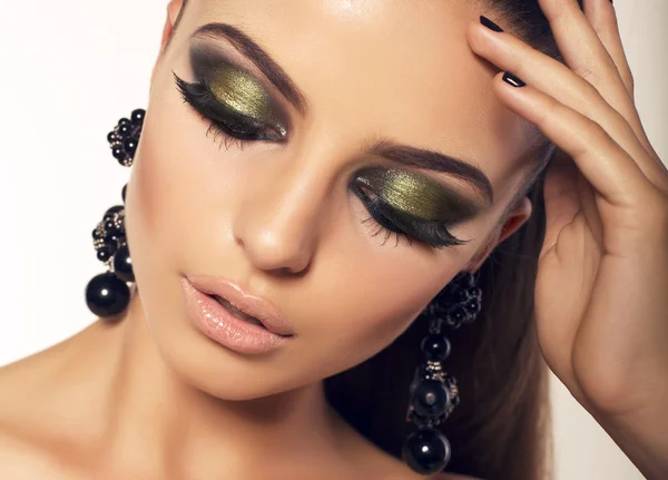 Porträtt av sexiga vackra brunett med smokey ögon makeup — Stockfoto