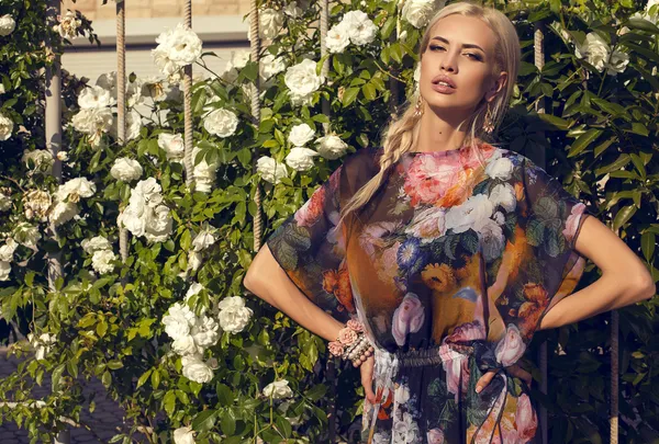 Сексуальная красивая женщина с светлыми волосами позирует в саду Роуз — стоковое фото