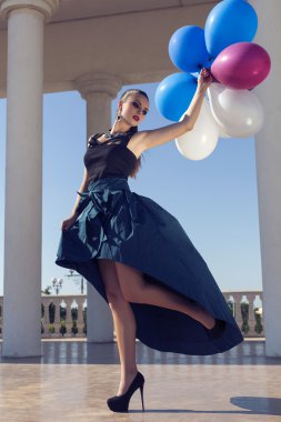 renkli baloons ile koyu saçlı güzel zarif kız