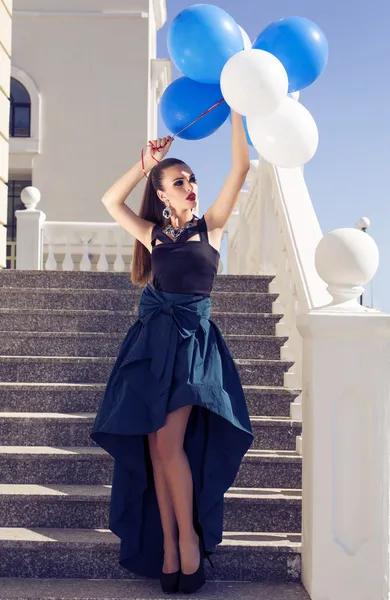 Hermosa chica elegante con cabello oscuro con globos — Foto de Stock