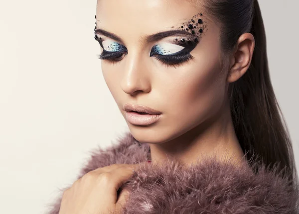 Retrato de modelo hermoso con maquillaje de ojos brillantes —  Fotos de Stock