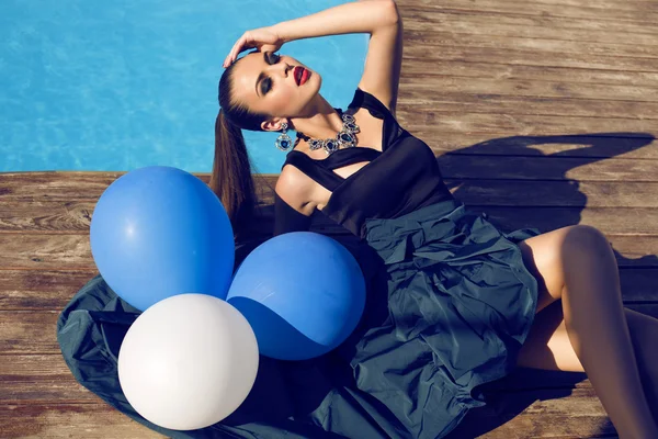Modelo de moda em vestido de luxo posando com balões — Fotografia de Stock