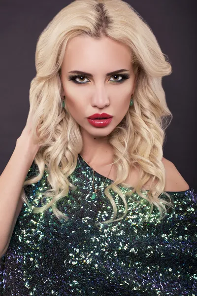 Portrait de woan sexy avec cheveux bouclés blonds dans un maquillage lumineux — Photo