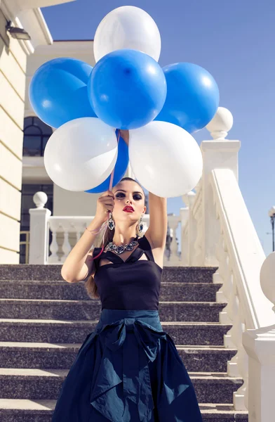 Beautiful elegant girl with dark hair with baloons — Stock Photo, Image