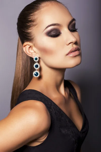 Mulher glamour sxy com cabelo escuro e acessórios — Fotografia de Stock