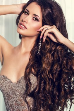 zarif bej lüks kıvırcık siyah saçlı seksi kız giydir