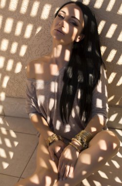 Güneş ışınları poz uzun siyah saçlı seksi kadın