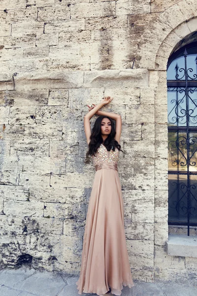 Menina bonita com cabelo escuro em vestido luxuoso — Fotografia de Stock