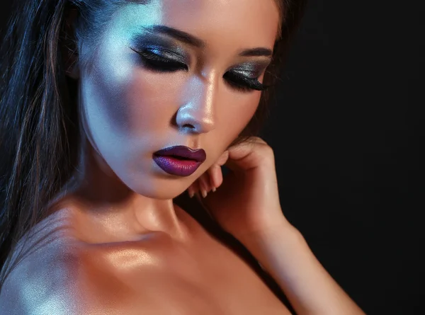 Porträt des schönen Modells mit leuchtenden Augen Make-up — Stockfoto