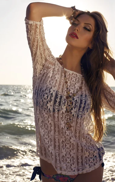Menina sexy com cabelo escuro em biquíni posando na praia do pôr do sol — Fotografia de Stock