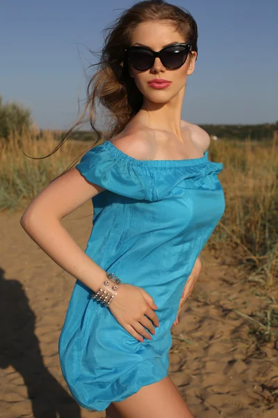 Hermosa chica en vestido azul con gafas de sol — Foto de Stock
