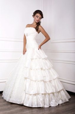 güzel genç gelin gelinlik siyah saçlı