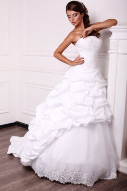 güzel genç gelin gelinlik siyah saçlı