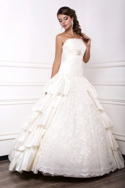 Gelinlik içinde güzel genç gelin