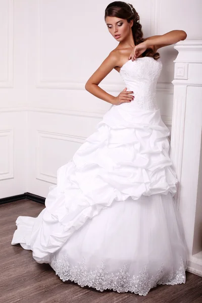 Красивая молодая невеста с темными волосами в свадебном платье — стоковое фото