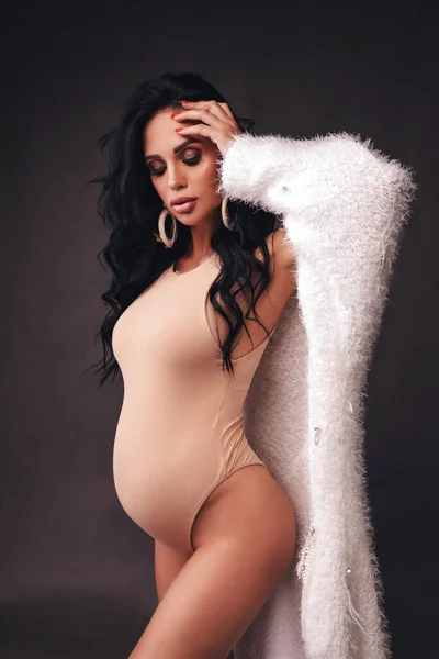 Foto Moda Hermosa Mujer Embarazada Con Pelo Oscuro Elegante Cárdigan —  Fotos de Stock
