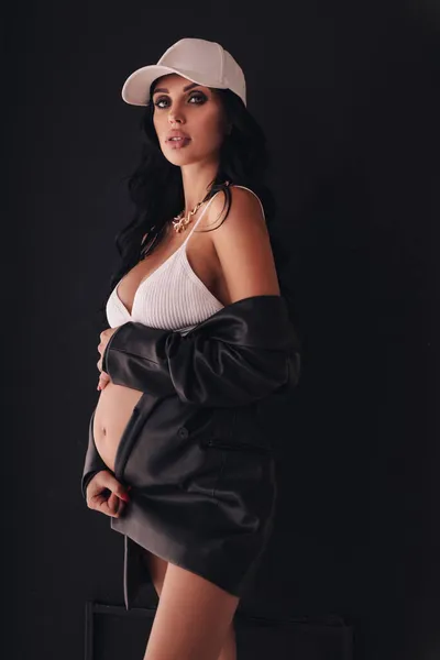 Mode Foto Vacker Gravid Kvinna Med Mörkt Hår Elegant Outfit — Stockfoto