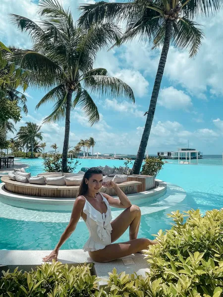 Mayolu Güzel Bir Kadının Maldivler Lüks Bir Yüzme Havuzunda Rahatladığı — Stok fotoğraf