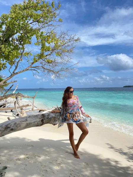 Maldivler Deki Tropik Plajlarda Poz Veren Plaj Elbiseli Güzel Bir — Stok fotoğraf