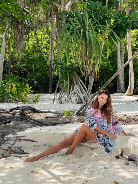 Foto Moda Una Hermosa Mujer Ropa Playa Posando Playa Tropical —  Fotos de Stock