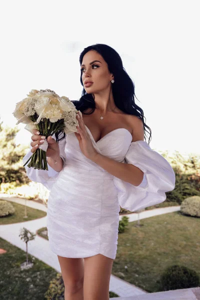 Módní Fotografie Krásné Nevěsty Elegantní Svatební Šaty Pózují Svatební Kyticí — Stock fotografie