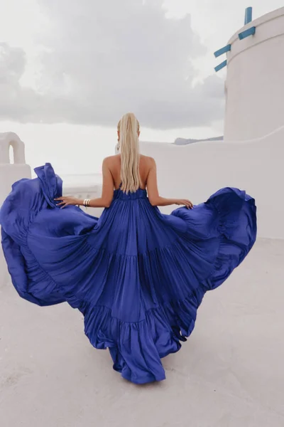 Santorini Poz Veren Sarı Saçlı Güzel Seksi Bir Kadının Moda — Stok fotoğraf