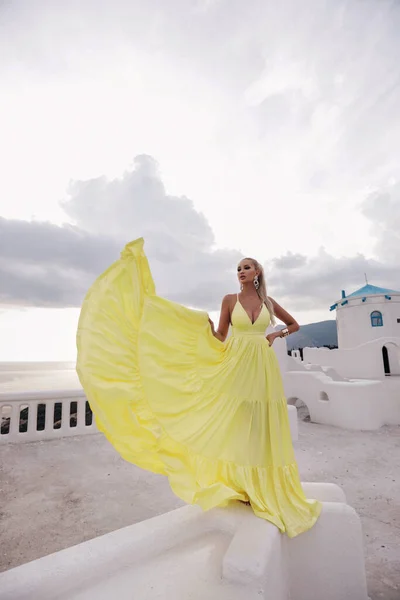 Santorini Poz Veren Sarı Saçlı Güzel Seksi Bir Kadının Moda — Stok fotoğraf