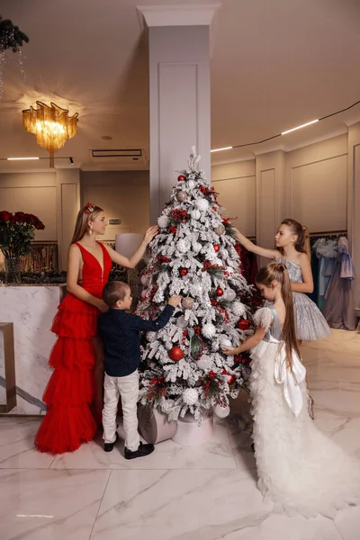 Moda Zdjęcie Pięknej Rodziny Eleganckich Ubrań Pozowanie Pobliżu Urządzone Choinki — Zdjęcie stockowe