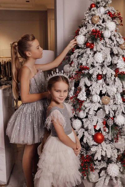 Fashion Photo Beautiful Family Elegant Clothes Posing Decorated Christmas Tree — Stock Photo, Image