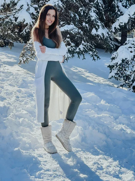 Mode Outdoor Foto Von Schönen Frau Mit Dunklen Haaren Eleganter — Stockfoto