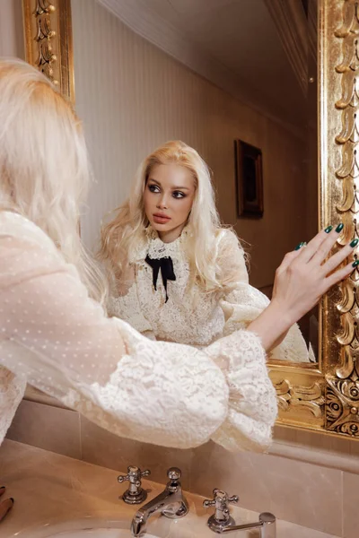 Fashion Interieur Foto Van Mooie Vrouw Met Blond Haar Elegante — Stockfoto