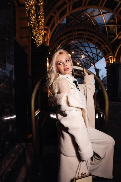 Moda Odkryty Zdjęcie Pięknej Kobiety Blond Włosy Luksusowym Płaszczu Akcesoriów — Zdjęcie stockowe