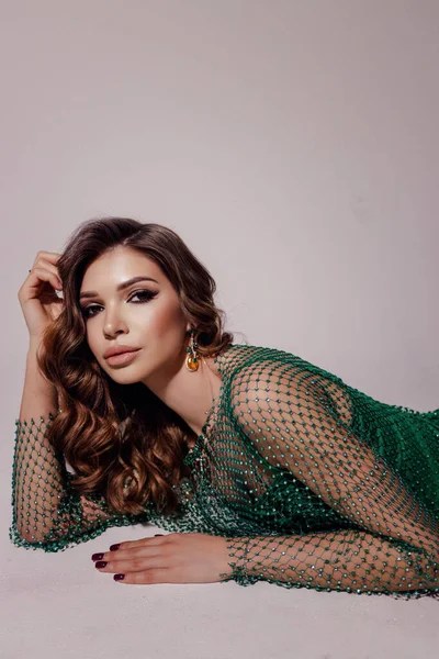 Foto Moda Mulher Bonita Com Cabelo Escuro Vestido Luxuoso Com — Fotografia de Stock