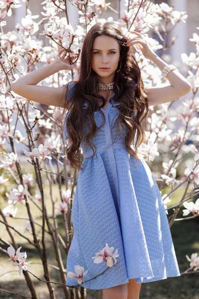 Mode Outdoor Foto Von Schönen Frau Mit Dunklen Haaren Eleganter — Stockfoto