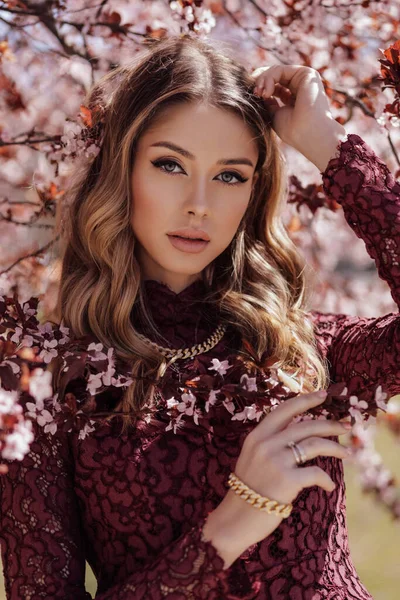 Moda Foto Livre Mulher Bonita Com Cabelo Encaracolado Loiro Vestido — Fotografia de Stock