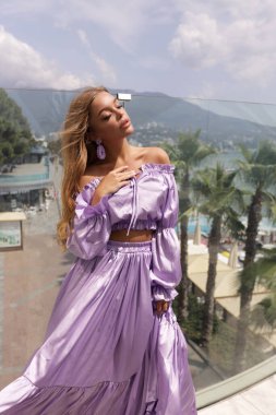 Plaj kulübünde poz veren siyah saçlı güzel bir kadının moda fotoğrafı.