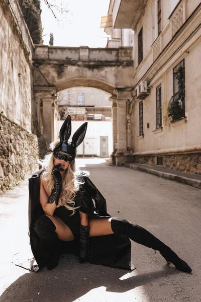 Güzel Siyah Saçlı Zarif Deri Elbiseli Tavşan Maskeli Bir Kadının — Stok fotoğraf