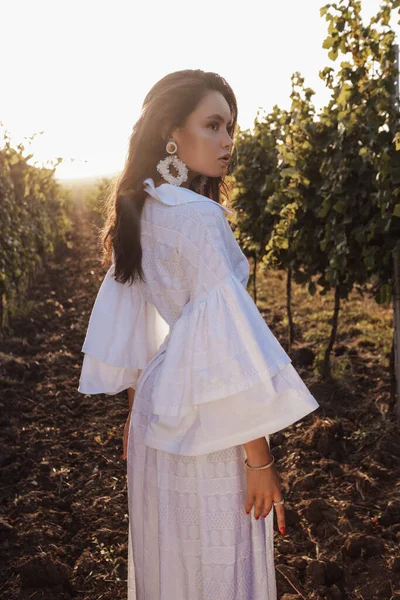 Foto Moda Aire Libre Hermosa Mujer Con Pelo Oscuro Vestido —  Fotos de Stock