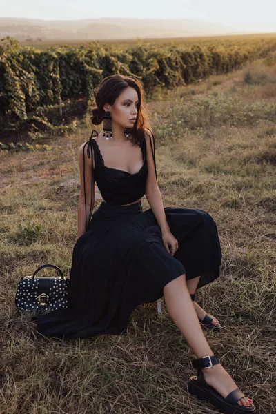 Foto Moda Aire Libre Hermosa Mujer Con Pelo Oscuro Vestido — Foto de Stock