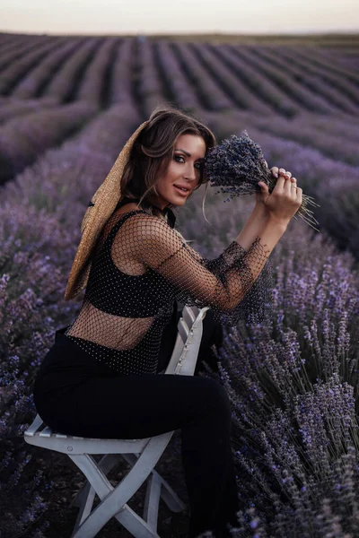노을에 라벤더 밭에서 화려하게 있는우아 아름다운 머리를 아름다운 여인의 — 스톡 사진