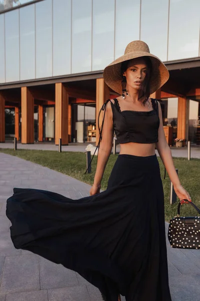 Foto Moda Aire Libre Hermosa Mujer Con Pelo Oscuro Vestido — Foto de Stock