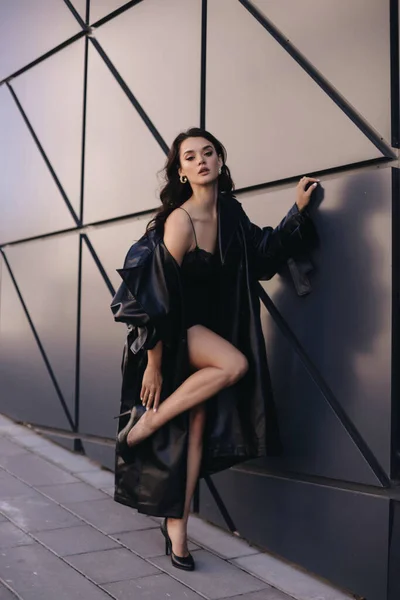 エレガントな革のコートで暗い髪の美しい女性のファッション屋外写真 — ストック写真