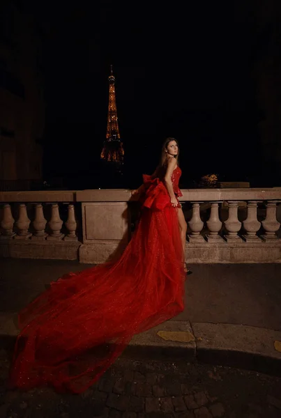 Photo Extérieure Mode Belle Femme Aux Cheveux Foncés Robe Rouge — Photo