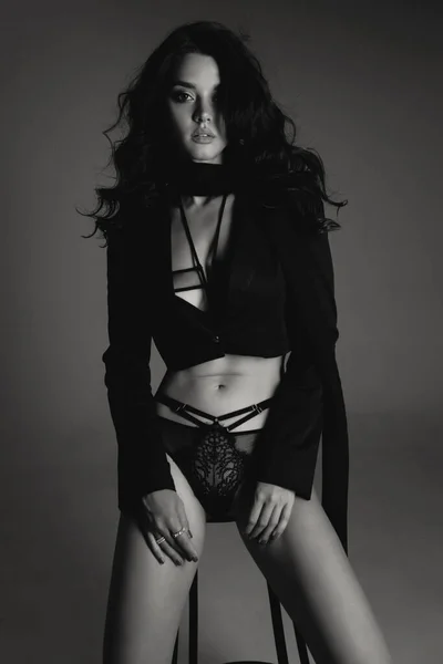 Модная Открытая Фотография Красивой Женщины Темными Волосами Элегантном Черном Нижнем — стоковое фото